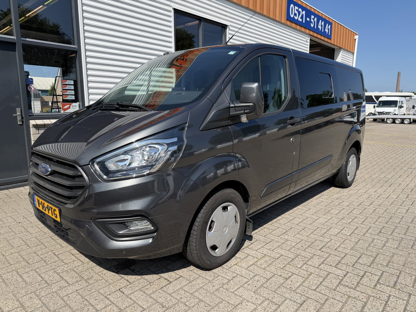 Ford Transit Custom 320 2.0 TDCI automaat L2H1 Trend / 3 persoons / vaste prijs rijklaar € 17.950 ex btw / lease vanaf € 302 / trekhaak / laadruimte gestoffeerd / airco / cruise / magneic grey metallic