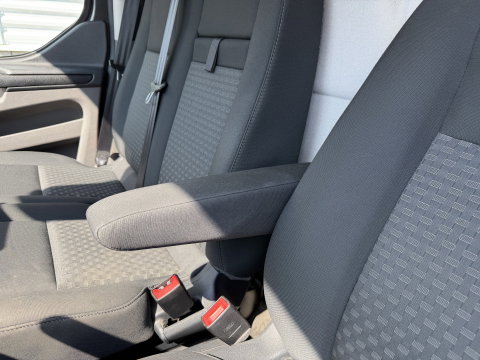 Ford Transit Custom 320 2.0 TDCI automaat L2H1 Trend / 3 persoons / vaste prijs rijklaar € 17.950 ex btw / lease vanaf € 302 / trekhaak / laadruimte gestoffeerd / airco / cruise / magneic grey metallic