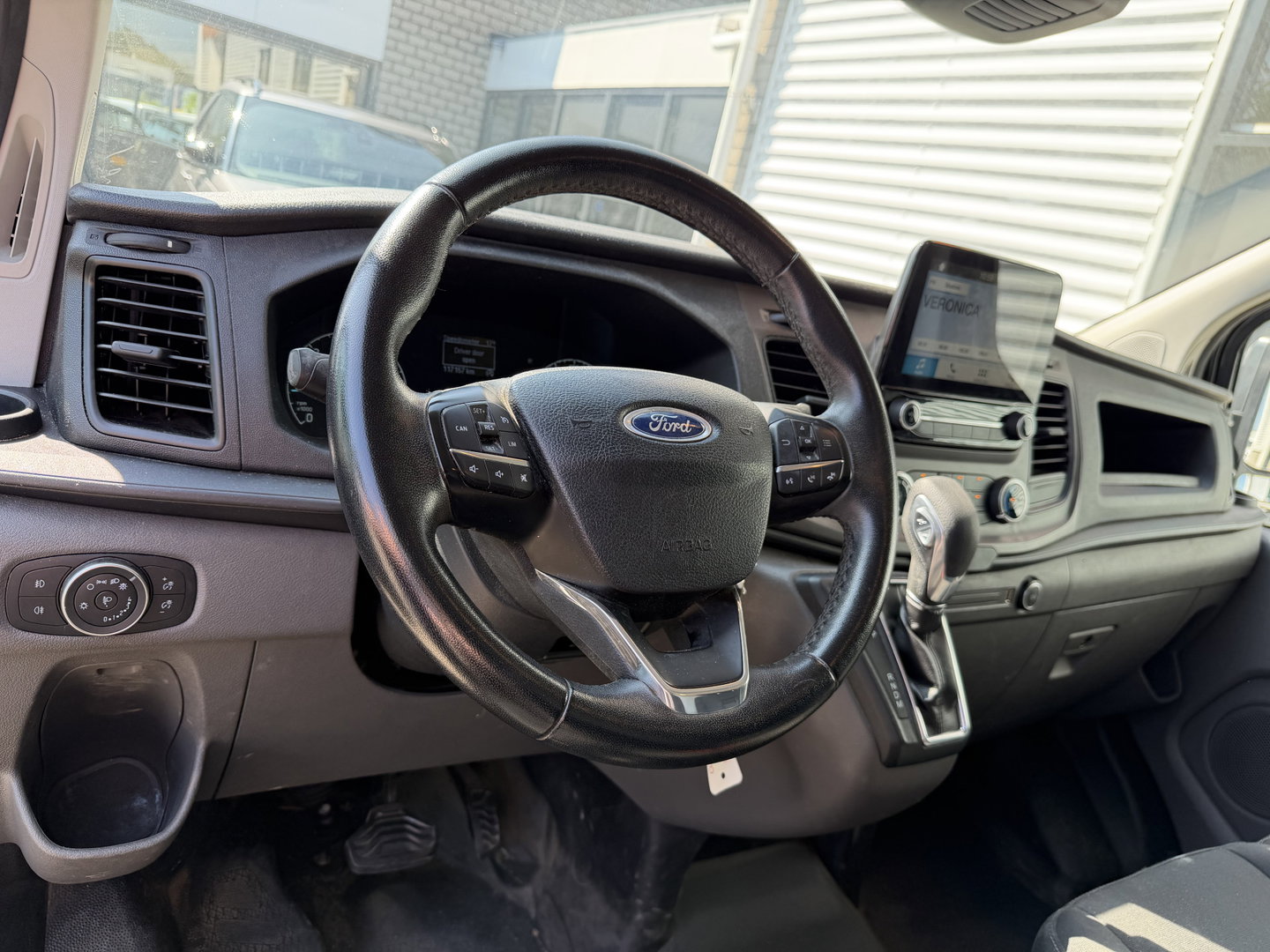 Ford Transit Custom 320 2.0 TDCI automaat L2H1 Trend / 3 persoons / vaste prijs rijklaar € 17.950 ex btw / lease vanaf € 302 / trekhaak / laadruimte gestoffeerd / airco / cruise / magneic grey metallic