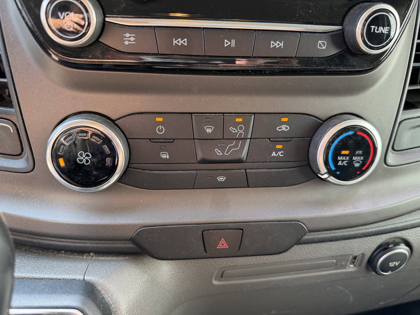 Ford Transit Custom 320 2.0 TDCI automaat L2H1 Trend / 3 persoons / vaste prijs rijklaar € 17.950 ex btw / lease vanaf € 302 / trekhaak / laadruimte gestoffeerd / airco / cruise / magneic grey metallic