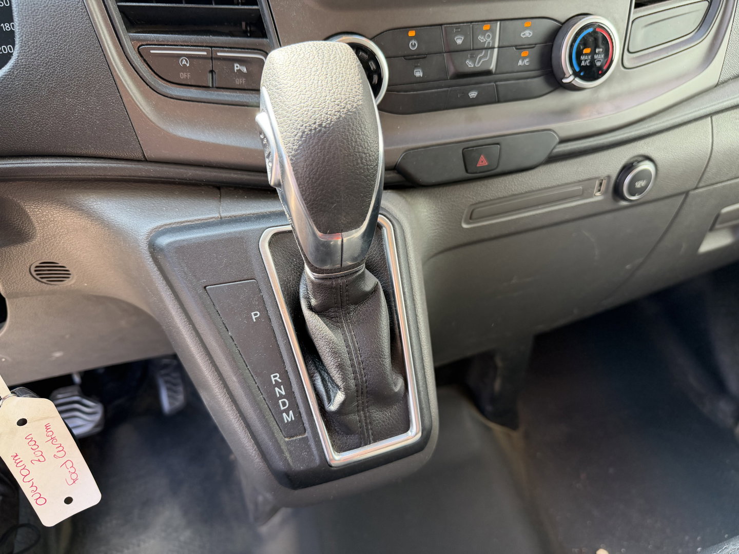 Ford Transit Custom 320 2.0 TDCI automaat L2H1 Trend / 3 persoons / vaste prijs rijklaar € 17.950 ex btw / lease vanaf € 302 / trekhaak / laadruimte gestoffeerd / airco / cruise / magneic grey metallic