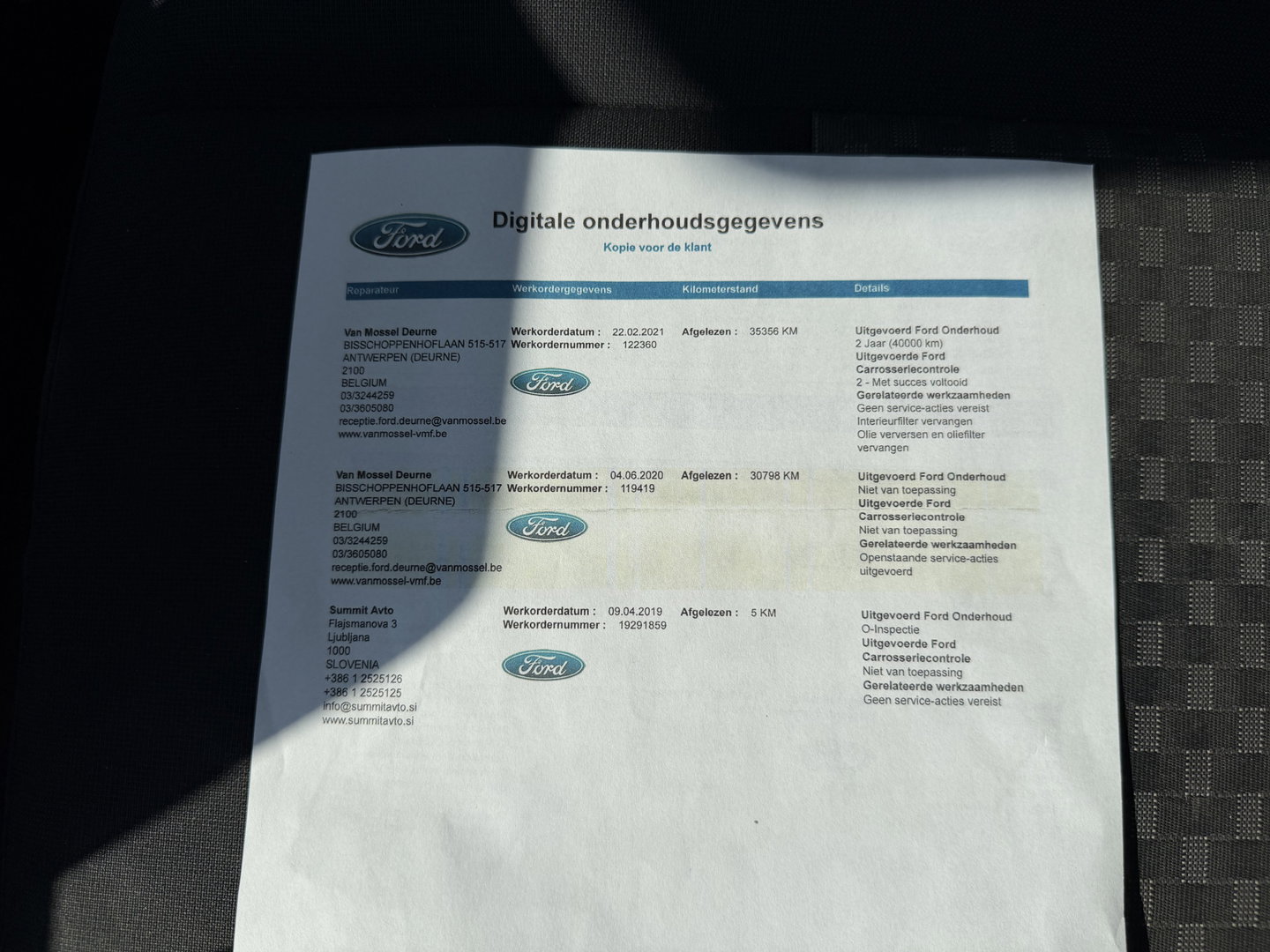 Ford Transit Custom 320 2.0 TDCI automaat L2H1 Trend / 3 persoons / vaste prijs rijklaar € 17.950 ex btw / lease vanaf € 302 / trekhaak / laadruimte gestoffeerd / airco / cruise / magneic grey metallic