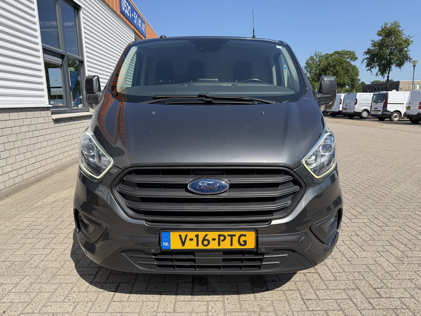 Ford Transit Custom 320 2.0 TDCI automaat L2H1 Trend / 3 persoons / vaste prijs rijklaar € 17.950 ex btw / lease vanaf € 302 / trekhaak / laadruimte gestoffeerd / airco / cruise / magneic grey metallic