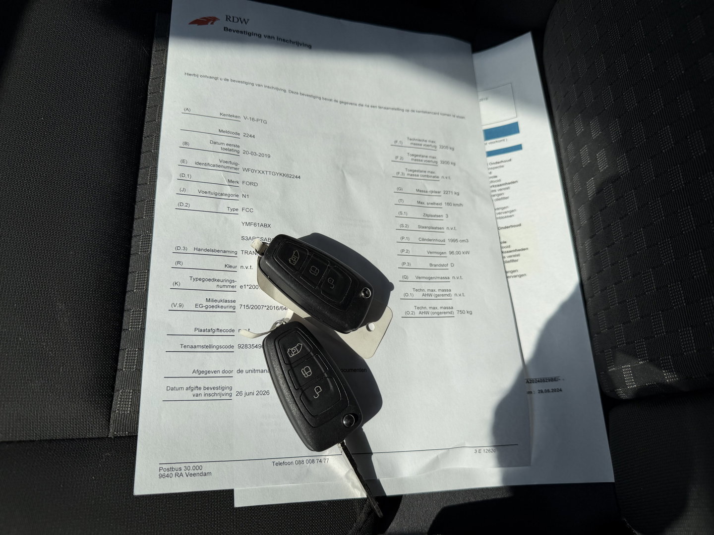 Ford Transit Custom 320 2.0 TDCI automaat L2H1 Trend / 3 persoons / vaste prijs rijklaar € 17.950 ex btw / lease vanaf € 302 / trekhaak / laadruimte gestoffeerd / airco / cruise / magneic grey metallic