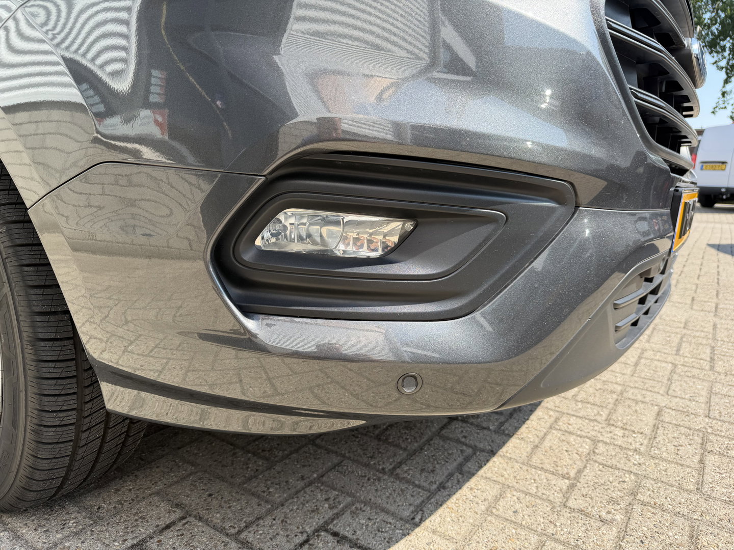 Ford Transit Custom 320 2.0 TDCI automaat L2H1 Trend / 3 persoons / vaste prijs rijklaar € 17.950 ex btw / lease vanaf € 302 / trekhaak / laadruimte gestoffeerd / airco / cruise / magneic grey metallic