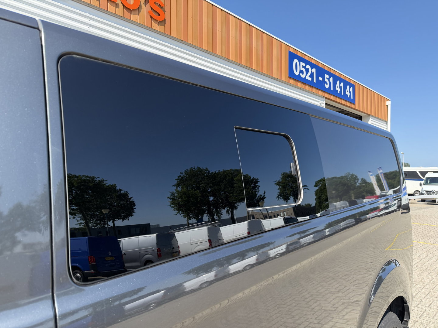 Ford Transit Custom 320 2.0 TDCI automaat L2H1 Trend / 3 persoons / vaste prijs rijklaar € 17.950 ex btw / lease vanaf € 302 / trekhaak / laadruimte gestoffeerd / airco / cruise / magneic grey metallic