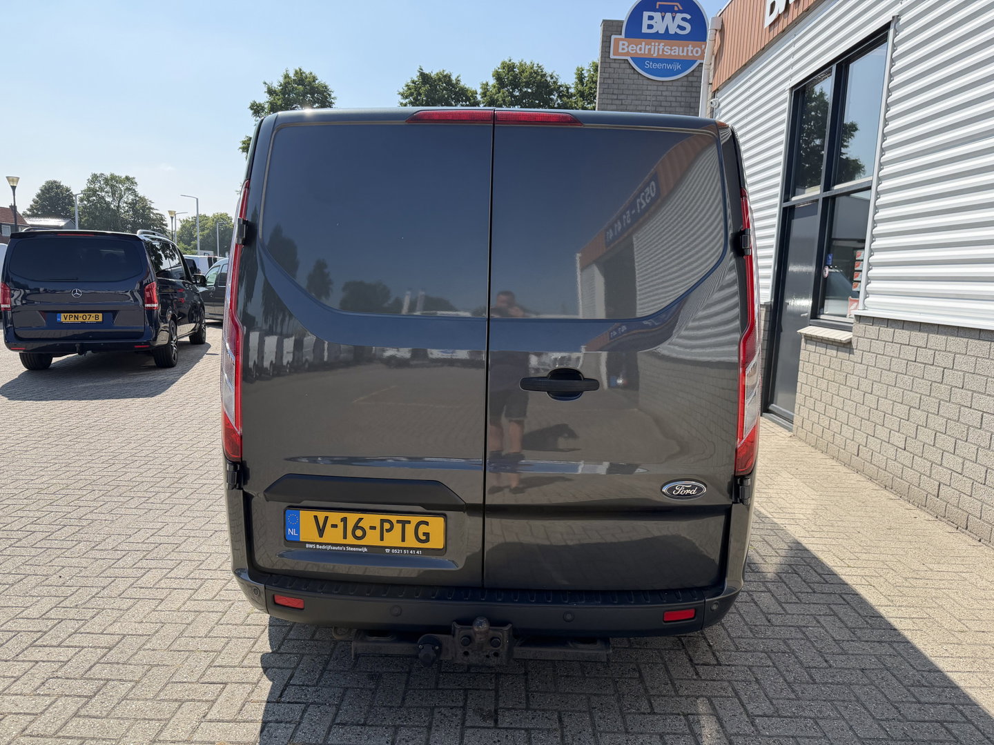 Ford Transit Custom 320 2.0 TDCI automaat L2H1 Trend / 3 persoons / vaste prijs rijklaar € 17.950 ex btw / lease vanaf € 302 / trekhaak / laadruimte gestoffeerd / airco / cruise / magneic grey metallic