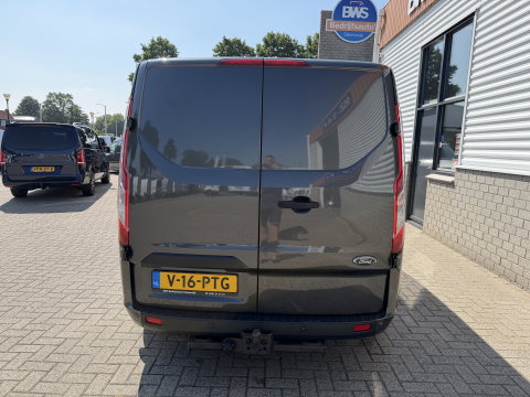 Ford Transit Custom 320 2.0 TDCI automaat L2H1 Trend / 3 persoons / vaste prijs rijklaar € 17.950 ex btw / lease vanaf € 302 / trekhaak / laadruimte gestoffeerd / airco / cruise / magneic grey metallic