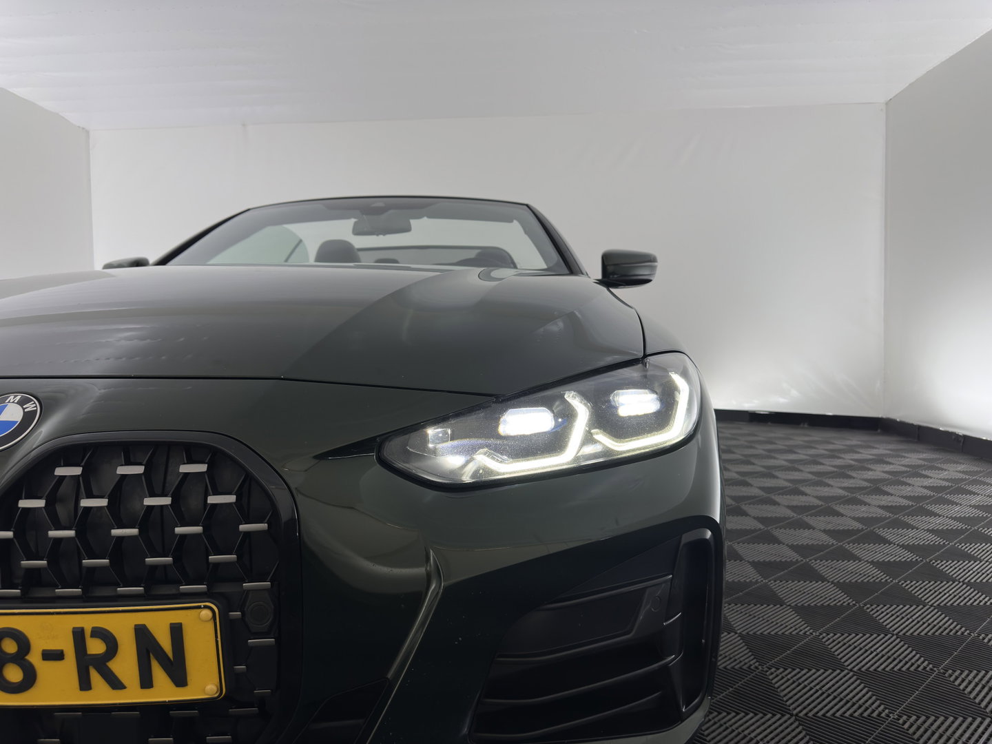 BMW 4 Serie Cabrio M440i xDrive High Executive (INCL-BTW) *HEAD-UP | LEATHER | LASER-LED | MEMORY-PACK | DIGI-COCKPIT | KEYLESS | HIFI-SOUND | SHIFTPADDLES | CAMERA | DAB | NAVI-FULLMAP | AMBIENT-LIGHT | TOWBAR | 19''ALU*