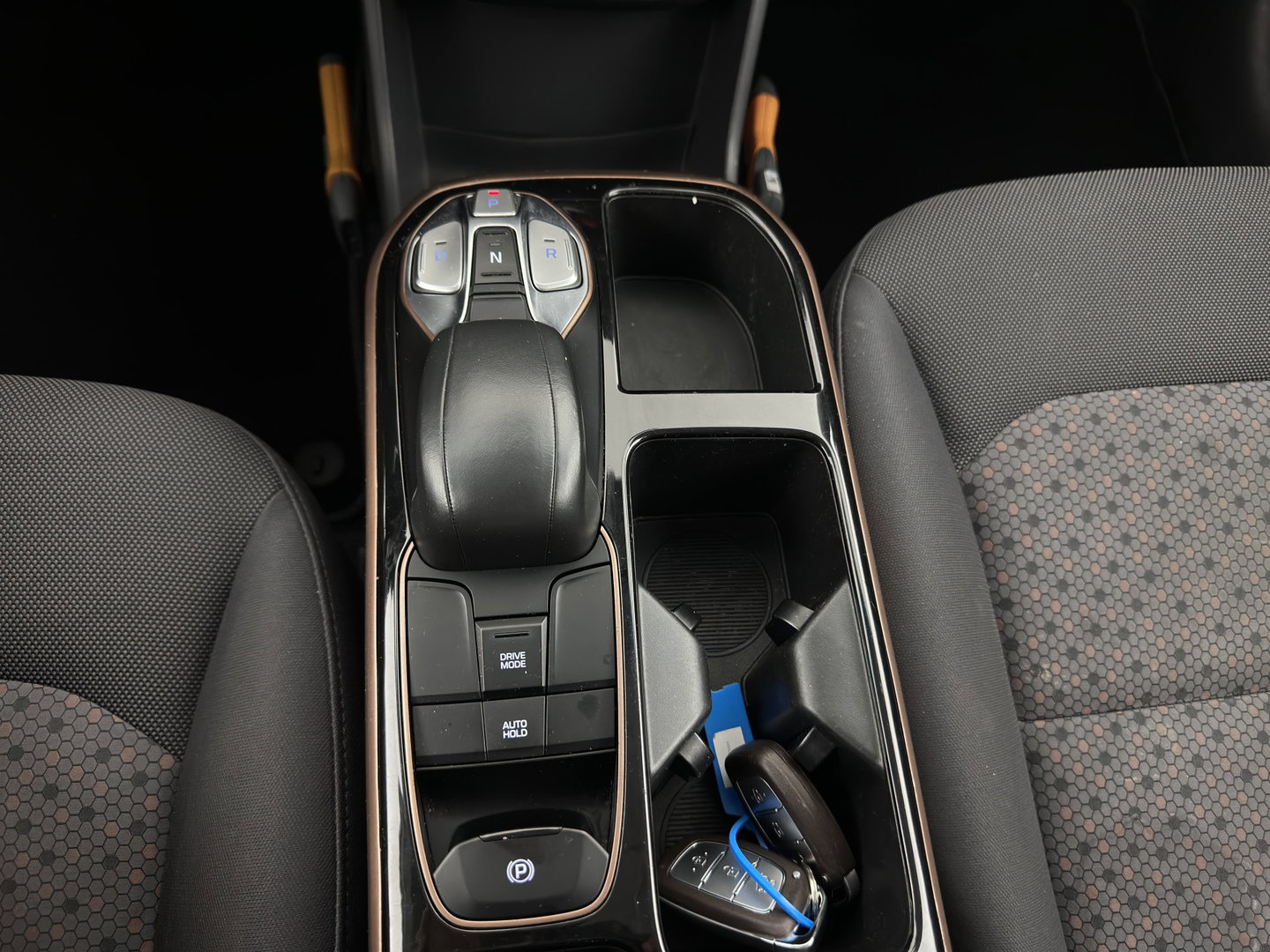 Hyundai IONIQ Comfort EV (INCL.BTW) Aut. *ADAPTIVE-CRUISE | DIGI-COCKPIT | SHIFTPADDLES | LANE-ASSIST | CCS-FASTLOADER | CRUISE | CAMERA | KEYLESS | DAB+ | NAVI-FULLMAP | ECC | PDC | 16"*
