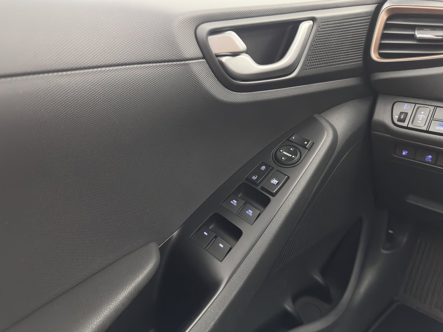 Hyundai IONIQ Comfort EV (INCL.BTW) Aut. *ADAPTIVE-CRUISE | DIGI-COCKPIT | SHIFTPADDLES | LANE-ASSIST | CCS-FASTLOADER | CRUISE | CAMERA | KEYLESS | DAB+ | NAVI-FULLMAP | ECC | PDC | 16"*