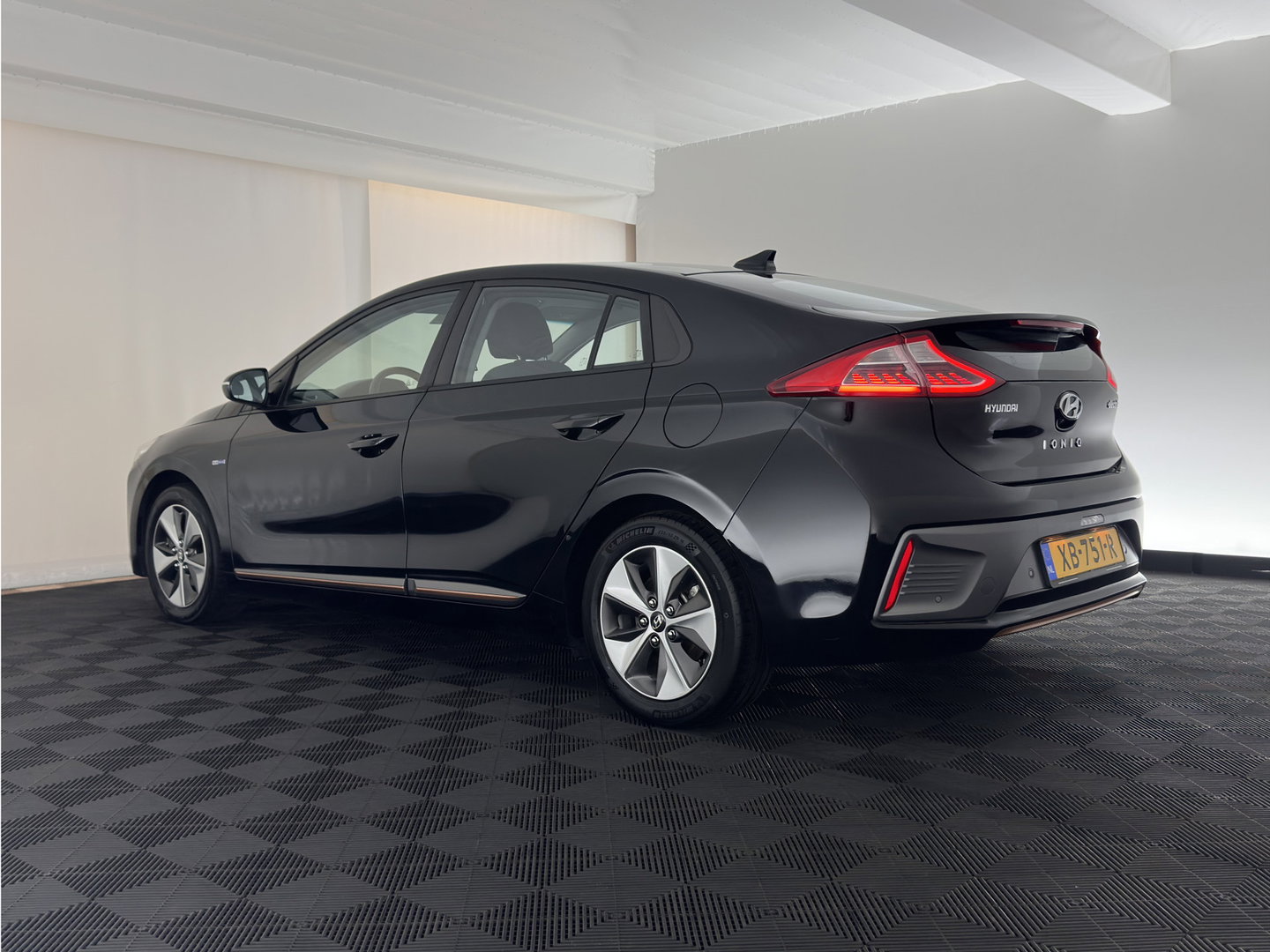 Hyundai IONIQ Comfort EV (INCL.BTW) Aut. *ADAPTIVE-CRUISE | DIGI-COCKPIT | SHIFTPADDLES | LANE-ASSIST | CCS-FASTLOADER | CRUISE | CAMERA | KEYLESS | DAB+ | NAVI-FULLMAP | ECC | PDC | 16"*