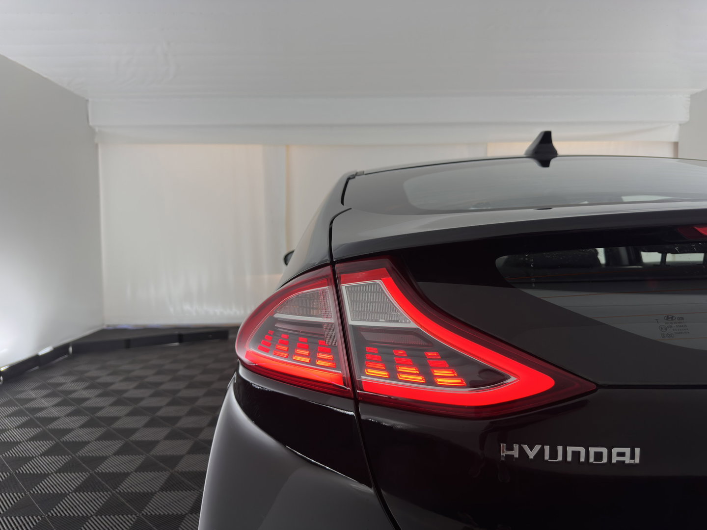 Hyundai IONIQ Comfort EV (INCL.BTW) Aut. *ADAPTIVE-CRUISE | DIGI-COCKPIT | SHIFTPADDLES | LANE-ASSIST | CCS-FASTLOADER | CRUISE | CAMERA | KEYLESS | DAB+ | NAVI-FULLMAP | ECC | PDC | 16"*