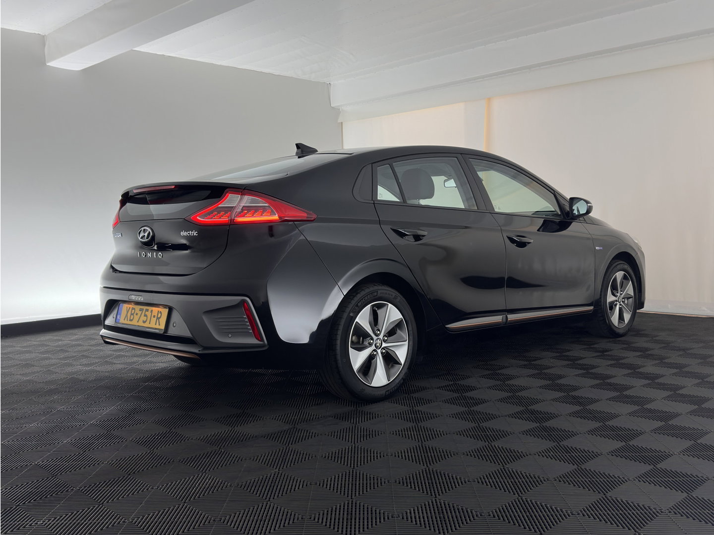 Hyundai IONIQ Comfort EV (INCL.BTW) Aut. *ADAPTIVE-CRUISE | DIGI-COCKPIT | SHIFTPADDLES | LANE-ASSIST | CCS-FASTLOADER | CRUISE | CAMERA | KEYLESS | DAB+ | NAVI-FULLMAP | ECC | PDC | 16"*