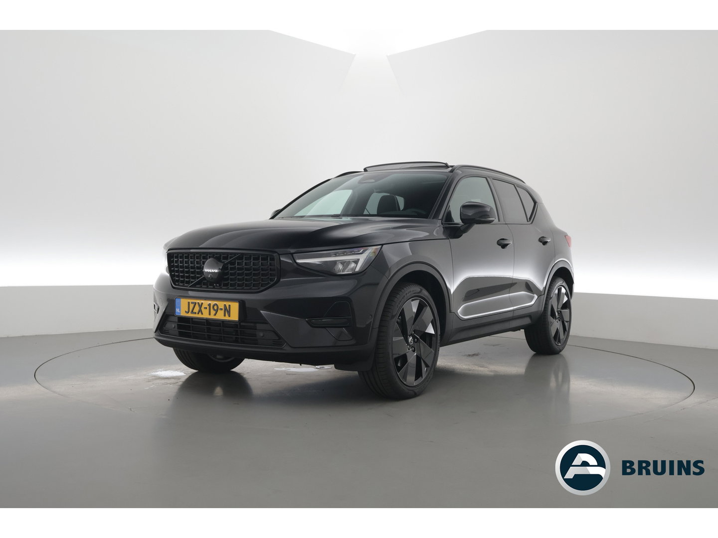 Volvo XC40 2.0 B3 Ultra Black Edition | Rijklaar! | S/K-Dak | Harman/Kardon | Bliss | Stuur-stoel+Voorruitverw. | 360*+PDC | Memory | Nav+App.Connect | Elek. Klep V