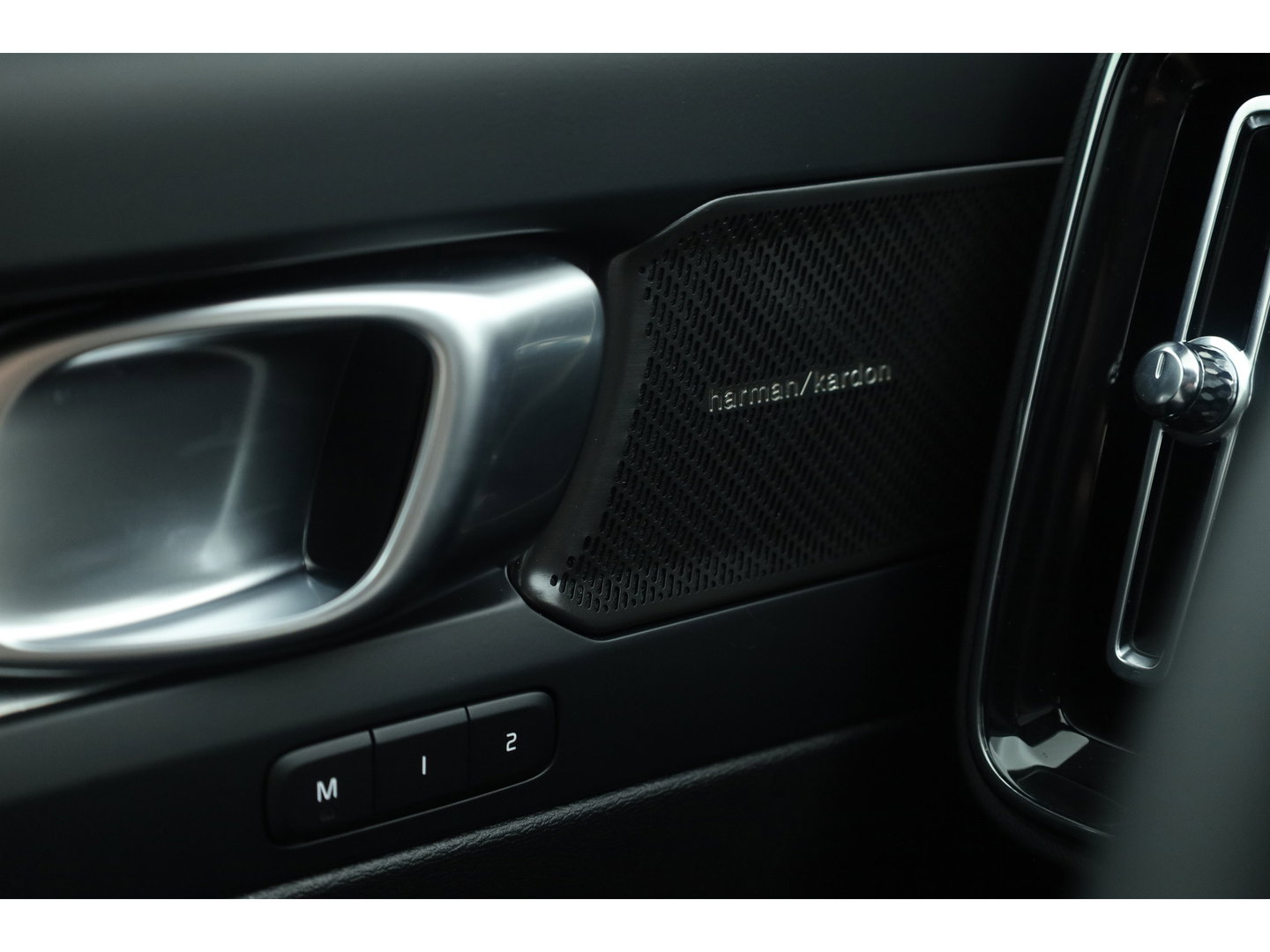 Volvo XC40 2.0 B3 Ultra Black Edition | Rijklaar! | S/K-Dak | Harman/Kardon | Bliss | Stuur-stoel+Voorruitverw. | 360*+PDC | Memory | Nav+App.Connect | Elek. Klep V