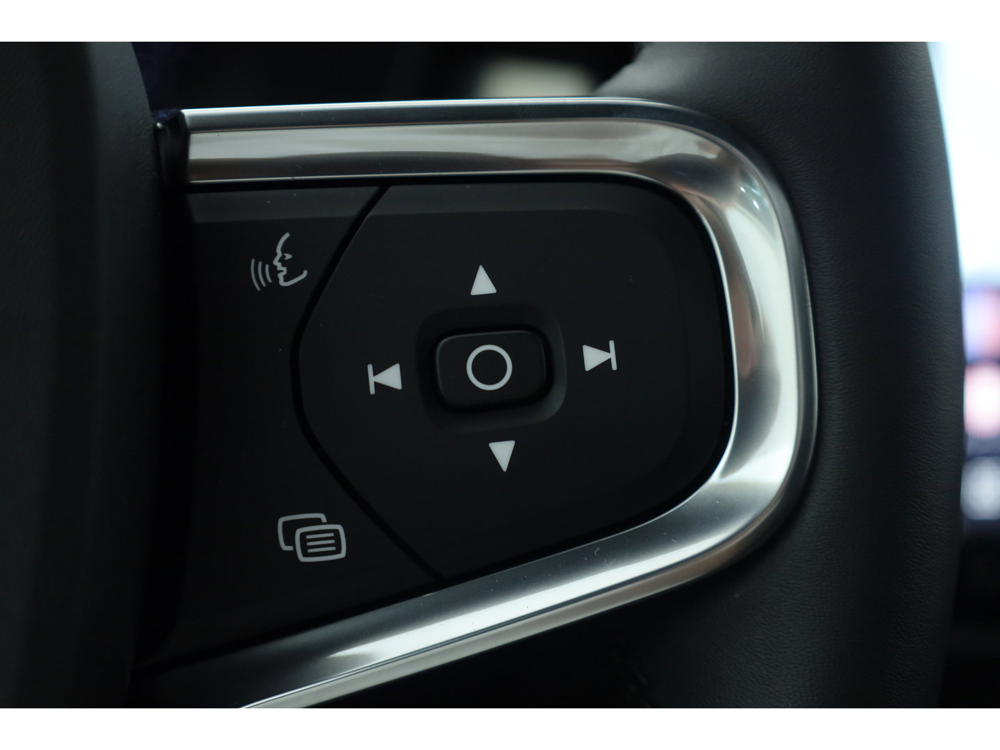 Volvo XC40 2.0 B3 Ultra Black Edition | Rijklaar! | S/K-Dak | Harman/Kardon | Bliss | Stuur-stoel+Voorruitverw. | 360*+PDC | Memory | Nav+App.Connect | Elek. Klep V