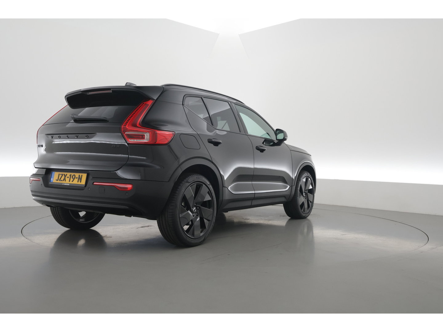 Volvo XC40 2.0 B3 Ultra Black Edition | Rijklaar! | S/K-Dak | Harman/Kardon | Bliss | Stuur-stoel+Voorruitverw. | 360*+PDC | Memory | Nav+App.Connect | Elek. Klep V