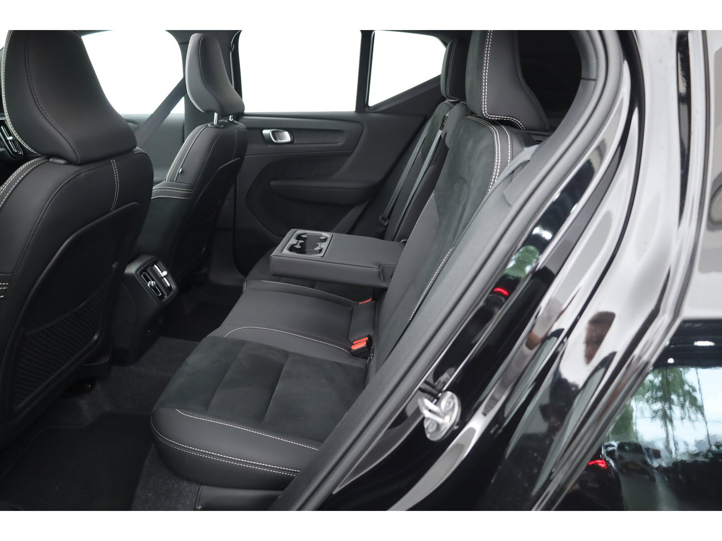Volvo XC40 2.0 B3 Ultra Black Edition | Rijklaar! | S/K-Dak | Harman/Kardon | Bliss | Stuur-stoel+Voorruitverw. | 360*+PDC | Memory | Nav+App.Connect | Elek. Klep V