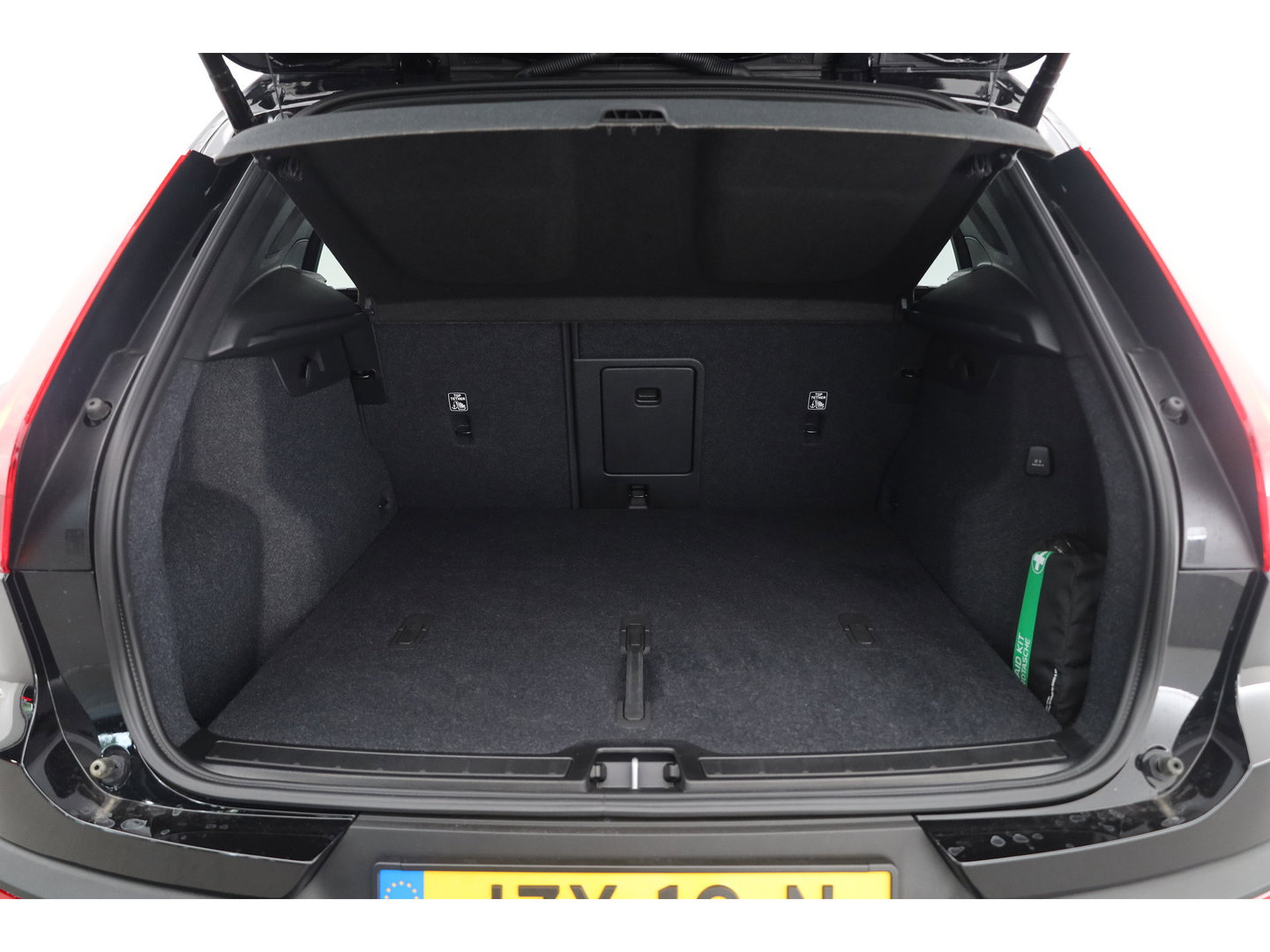 Volvo XC40 2.0 B3 Ultra Black Edition | Rijklaar! | S/K-Dak | Harman/Kardon | Bliss | Stuur-stoel+Voorruitverw. | 360*+PDC | Memory | Nav+App.Connect | Elek. Klep V