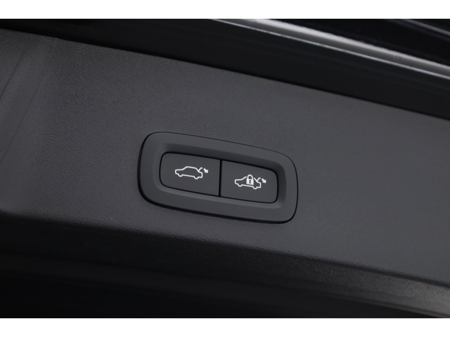 Volvo XC40 2.0 B3 Ultra Black Edition | Rijklaar! | S/K-Dak | Harman/Kardon | Bliss | Stuur-stoel+Voorruitverw. | 360*+PDC | Memory | Nav+App.Connect | Elek. Klep V