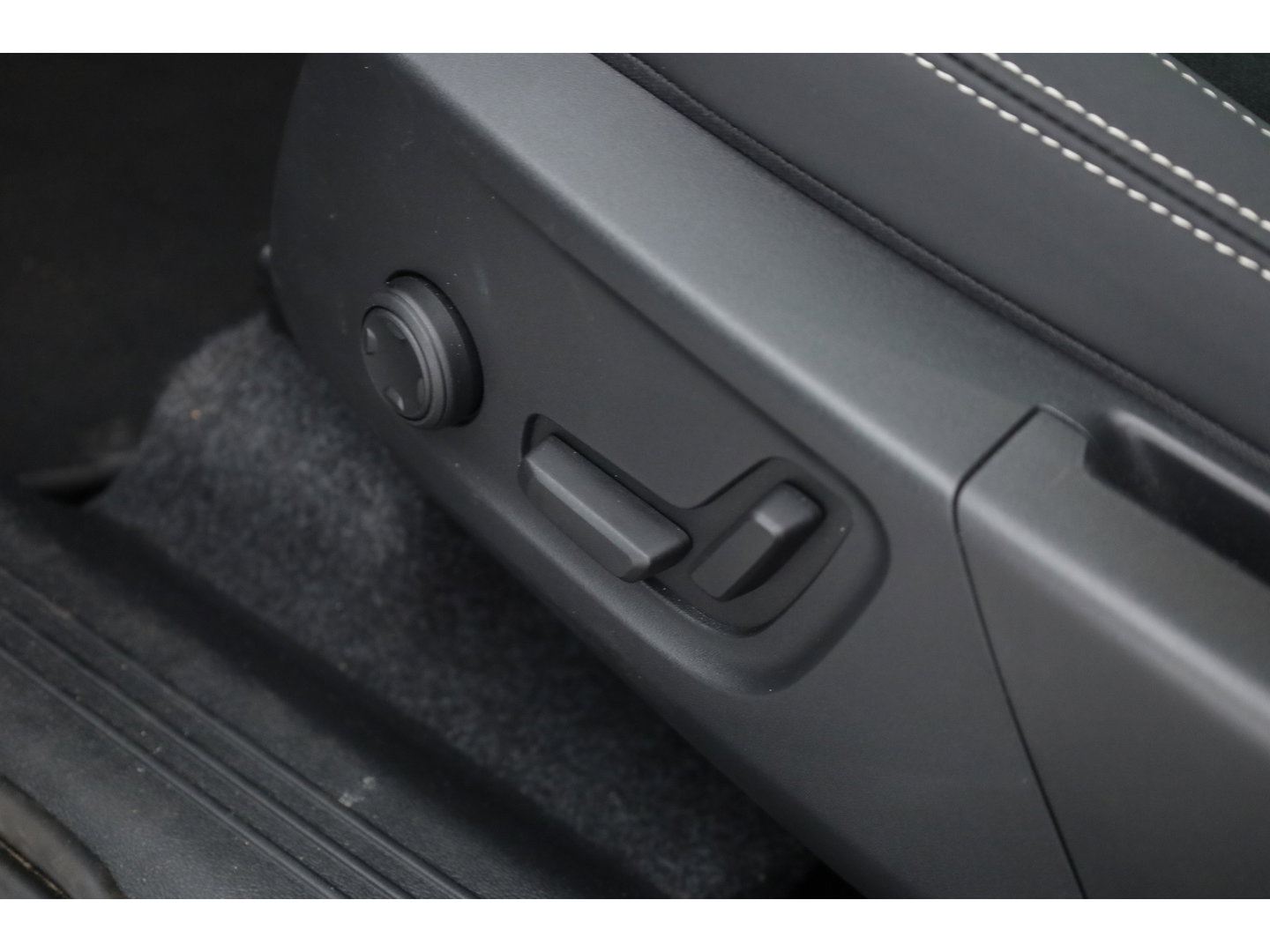 Volvo XC40 2.0 B3 Ultra Black Edition | Rijklaar! | S/K-Dak | Harman/Kardon | Bliss | Stuur-stoel+Voorruitverw. | 360*+PDC | Memory | Nav+App.Connect | Elek. Klep V