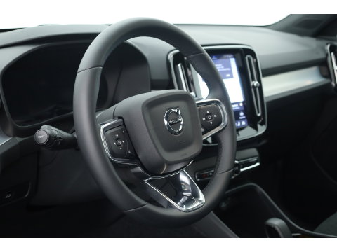 Volvo XC40 2.0 B3 Ultra Black Edition | Rijklaar! | S/K-Dak | Harman/Kardon | Bliss | Stuur-stoel+Voorruitverw. | 360*+PDC | Memory | Nav+App.Connect | Elek. Klep V