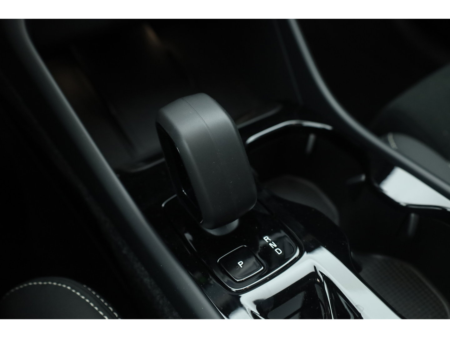 Volvo XC40 2.0 B3 Ultra Black Edition | Rijklaar! | S/K-Dak | Harman/Kardon | Bliss | Stuur-stoel+Voorruitverw. | 360*+PDC | Memory | Nav+App.Connect | Elek. Klep V