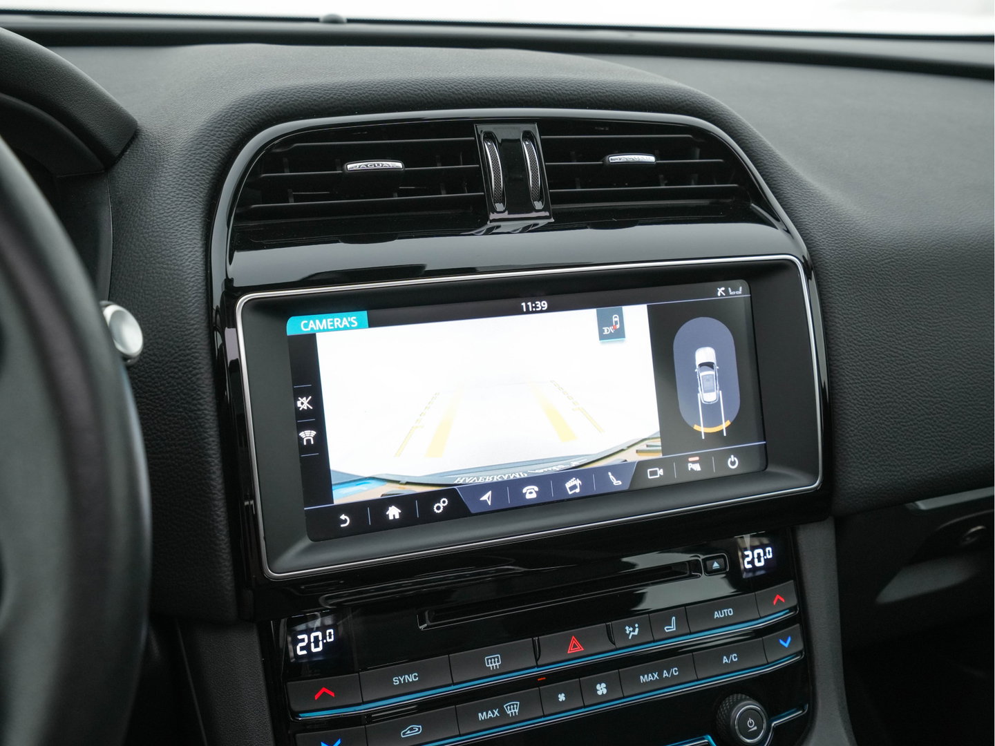 Jaguar F-Pace 2.0 Portfolio AWD 20d Aut. *PANO | LEATHER | XENON | DIGI-COCKPIT | KEYLESS | CAMERA | MERIDIAN-SOUND | HEATED-COMFORTSEATS | NAVI-FULLMAP | SHIFT-PADDLES | ECC | PDC | CRUISE | 19''ALU*