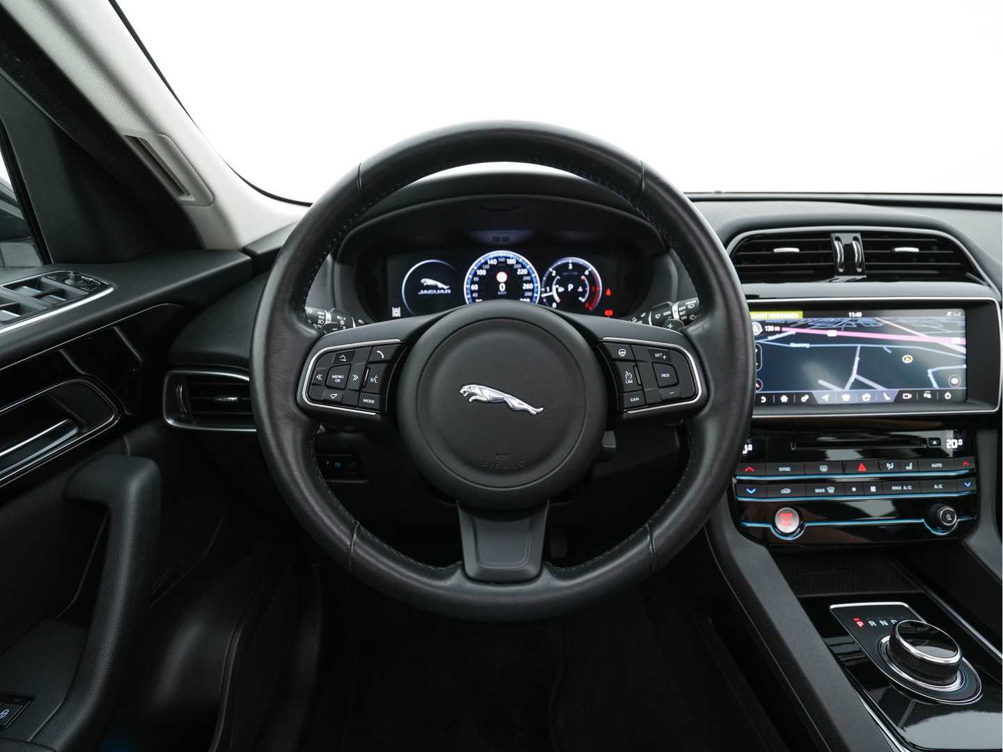 Jaguar F-Pace 2.0 Portfolio AWD 20d Aut. *PANO | LEATHER | XENON | DIGI-COCKPIT | KEYLESS | CAMERA | MERIDIAN-SOUND | HEATED-COMFORTSEATS | NAVI-FULLMAP | SHIFT-PADDLES | ECC | PDC | CRUISE | 19''ALU*