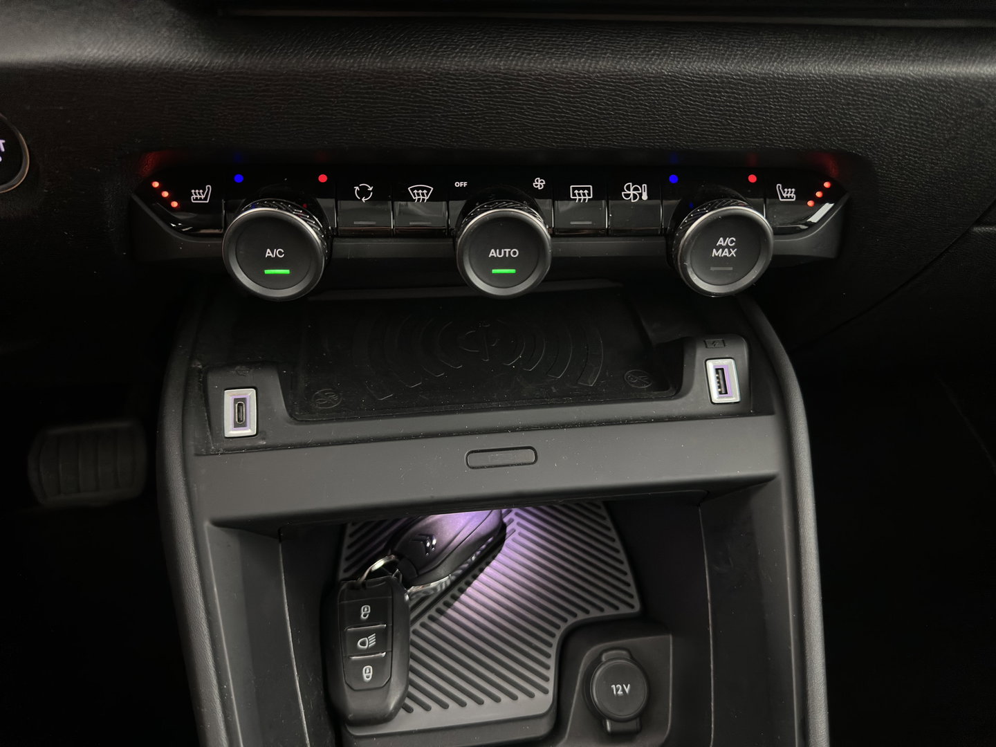 Citroën Ë-C4 Shine Pack Business 50 kWh [3-Fase-11kW] (INCL-BTW) *HEAD-UP | LEATHER | FULL-LED | ADAPTIVE-CRUISE | DIGI-COCKPIT | BLIND-SPOT | HEATED-COMFORTSEATS | KEYLESS | DAB+ | NAVI-FULLMAP | ECC | LANE-ASSIST | PDC | CRUISE | 18''ALU*