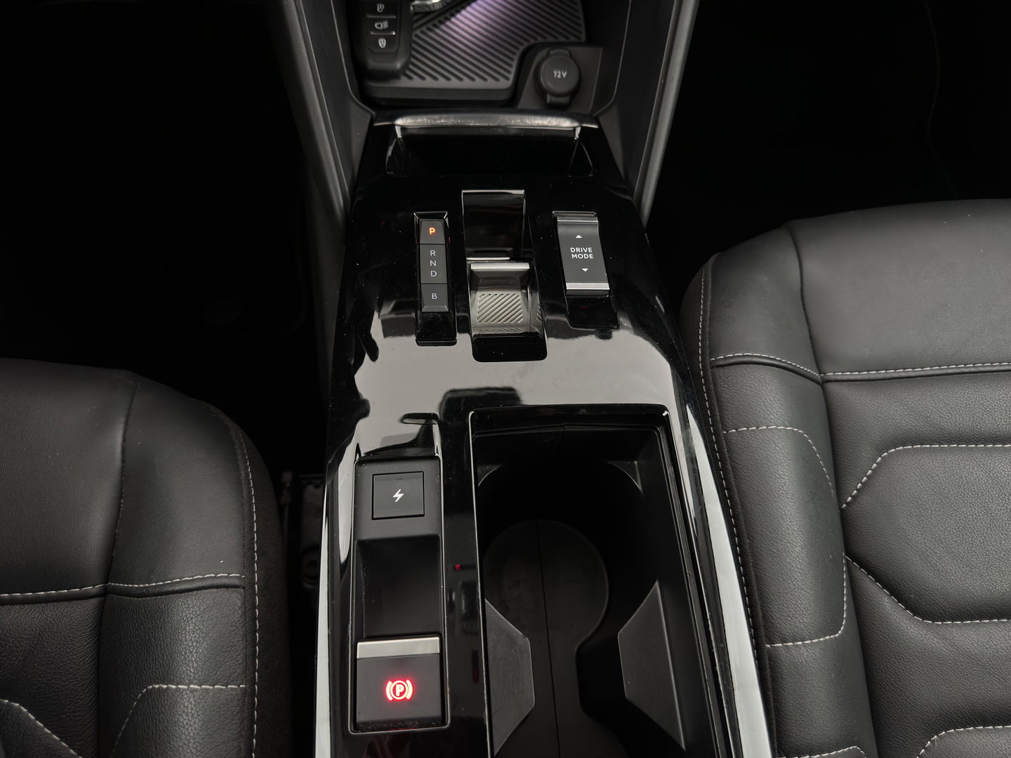 Citroën Ë-C4 Shine Pack Business 50 kWh [3-Fase-11kW] (INCL-BTW) *HEAD-UP | LEATHER | FULL-LED | ADAPTIVE-CRUISE | DIGI-COCKPIT | BLIND-SPOT | HEATED-COMFORTSEATS | KEYLESS | DAB+ | NAVI-FULLMAP | ECC | LANE-ASSIST | PDC | CRUISE | 18''ALU*