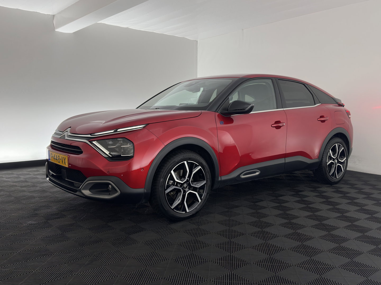 Citroën Ë-C4 Shine Pack Business 50 kWh [3-Fase-11kW] (INCL-BTW) *HEAD-UP | LEATHER | FULL-LED | ADAPTIVE-CRUISE | DIGI-COCKPIT | BLIND-SPOT | HEATED-COMFORTSEATS | KEYLESS | DAB+ | NAVI-FULLMAP | ECC | LANE-ASSIST | PDC | CRUISE | 18''ALU*