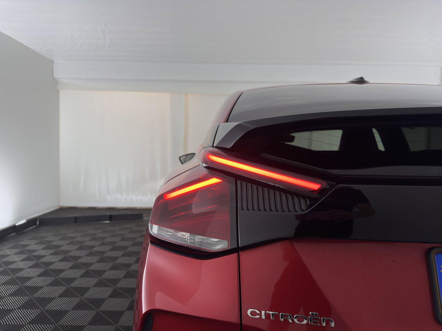 Citroën Ë-C4 Shine Pack Business 50 kWh [3-Fase-11kW] (INCL-BTW) *HEAD-UP | LEATHER | FULL-LED | ADAPTIVE-CRUISE | DIGI-COCKPIT | BLIND-SPOT | HEATED-COMFORTSEATS | KEYLESS | DAB+ | NAVI-FULLMAP | ECC | LANE-ASSIST | PDC | CRUISE | 18''ALU*