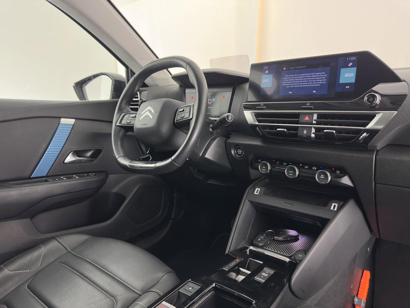Citroën Ë-C4 Shine Pack Business 50 kWh [3-Fase-11kW] (INCL-BTW) *HEAD-UP | LEATHER | FULL-LED | ADAPTIVE-CRUISE | DIGI-COCKPIT | BLIND-SPOT | HEATED-COMFORTSEATS | KEYLESS | DAB+ | NAVI-FULLMAP | ECC | LANE-ASSIST | PDC | CRUISE | 18''ALU*
