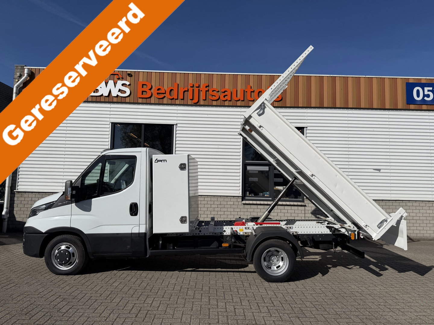 Iveco Daily 35C13 2.3 345 / JPM kipper met kist / dubbellucht / vaste prijs rijklaar € 17.950 ex btw / trekhaak 3500 kg / airco / cruise control / schotten neerklapbaar