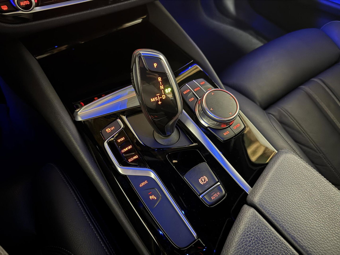 BMW 5 Serie 530e iPerformance M-Sport Leer Sfeer CarPlay Memory