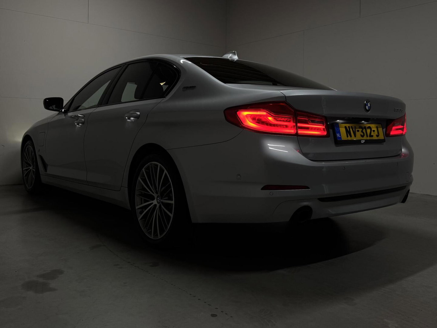BMW 5 Serie 530e iPerformance M-Sport Leer Sfeer CarPlay Memory