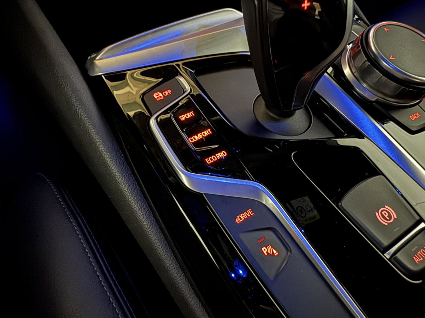 BMW 5 Serie 530e iPerformance M-Sport Leer Sfeer CarPlay Memory