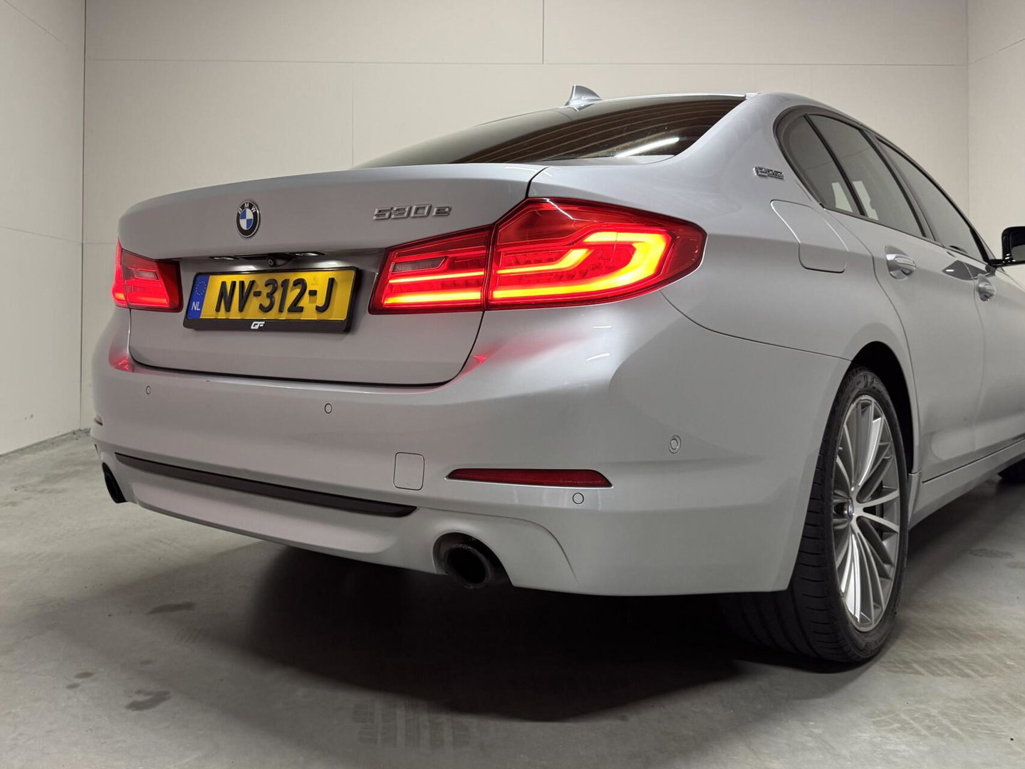 BMW 5 Serie 530e iPerformance M-Sport Leer Sfeer CarPlay Memory