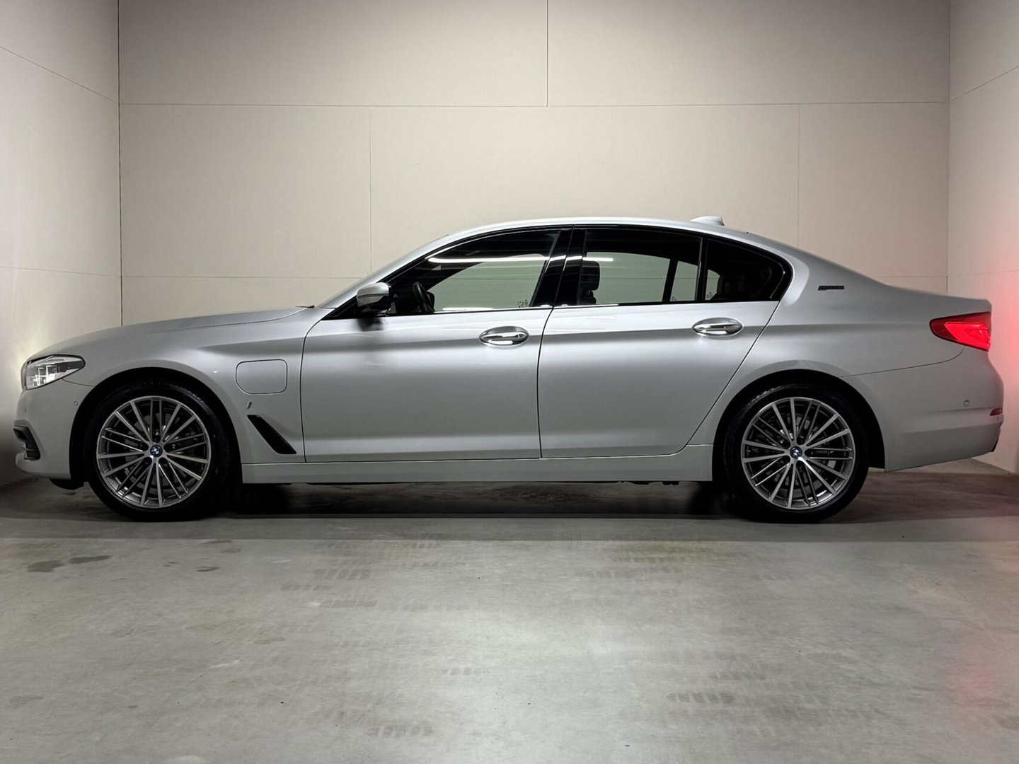 BMW 5 Serie 530e iPerformance M-Sport Leer Sfeer CarPlay Memory