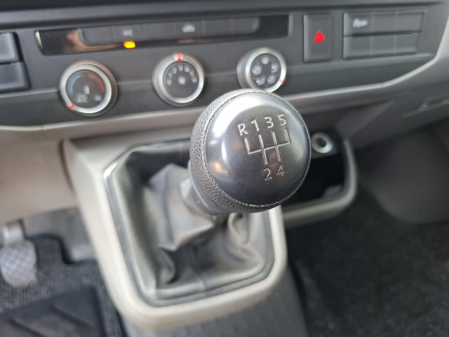 Volkswagen Transporter 2.0 TDI L2H1 30 Comfortline CARPLAY / L2H1 / CRUISE CONTROLE / AIRCO / EURO 6