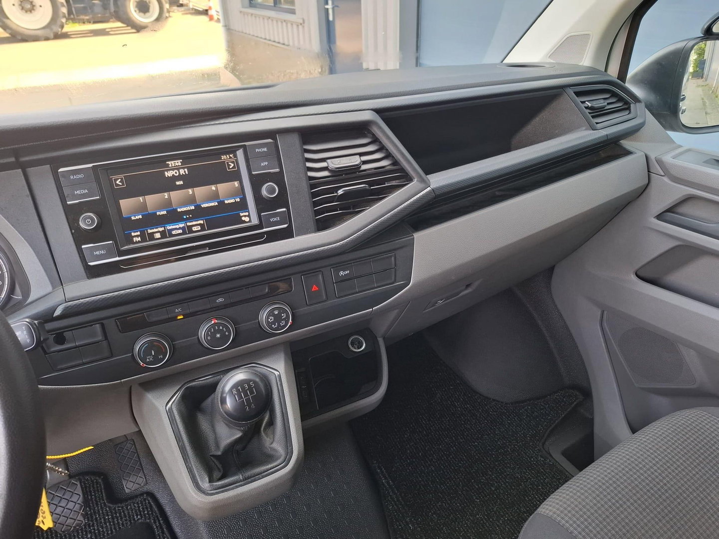 Volkswagen Transporter 2.0 TDI L2H1 30 Comfortline CARPLAY / L2H1 / CRUISE CONTROLE / AIRCO / EURO 6