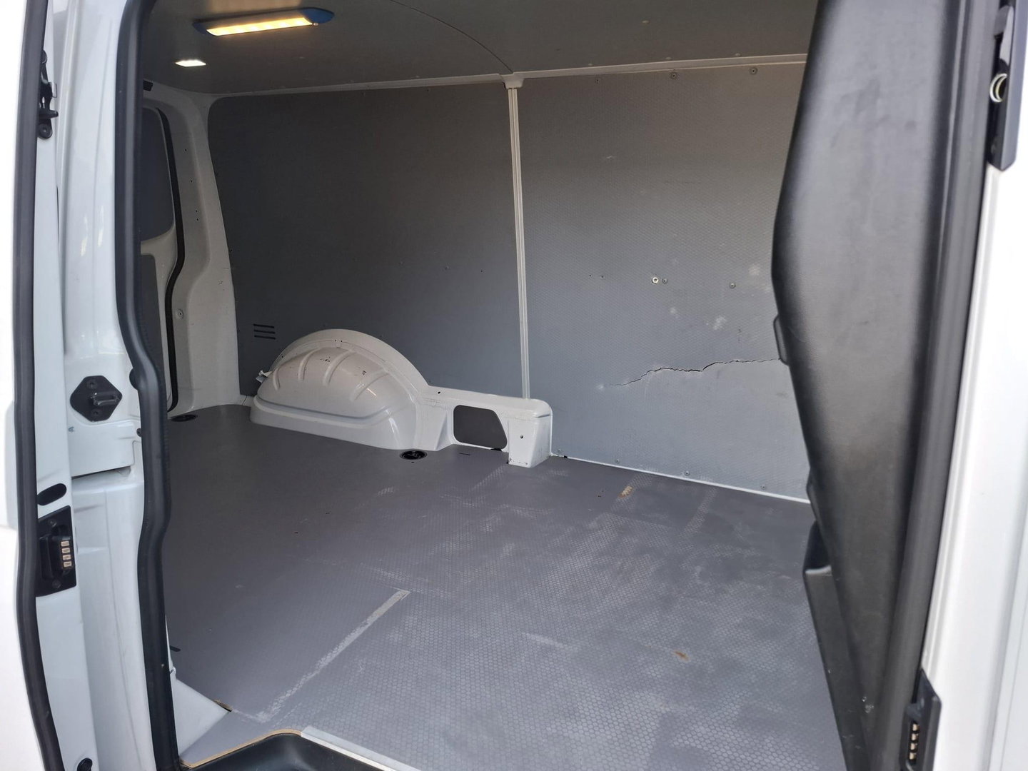 Volkswagen Transporter 2.0 TDI L2H1 30 Comfortline CARPLAY / L2H1 / CRUISE CONTROLE / AIRCO / EURO 6