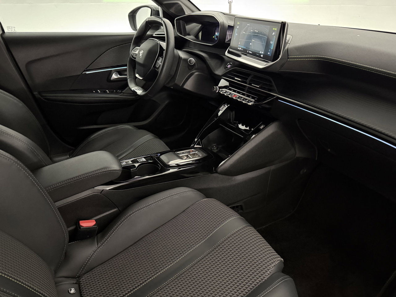 Peugeot e-208