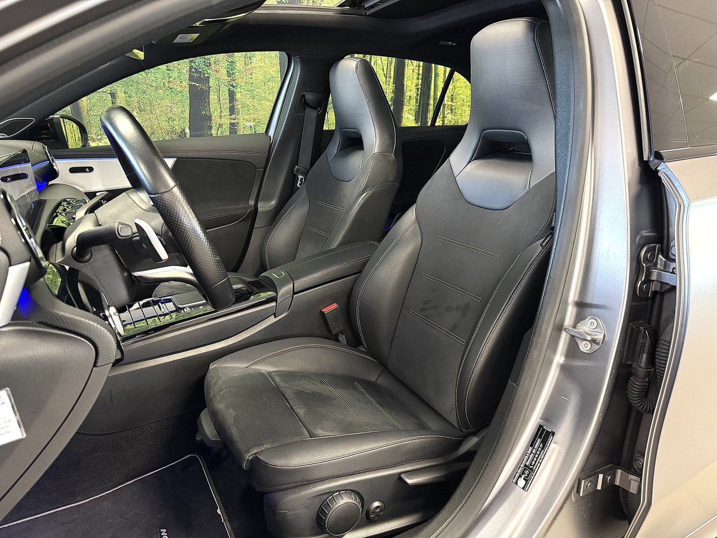 Mercedes-Benz A-Klasse 250 e Premium Plus | Grafietgrijs Mango | Burmester | Panorama dak | Head-Up Display | 360° Camera | Multibeam Led | Sfeerverlichting | Trekhaak | Apple Carplay | Android Auto |