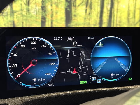 Mercedes-Benz A-Klasse 250 e Premium Plus | Grafietgrijs Mango | Burmester | Panorama dak | Head-Up Display | 360° Camera | Multibeam Led | Sfeerverlichting | Trekhaak | Apple Carplay | Android Auto |