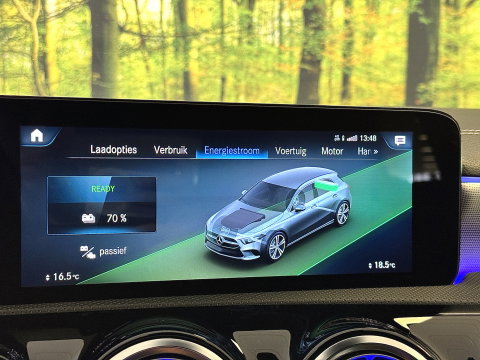 Mercedes-Benz A-Klasse 250 e Premium Plus | Grafietgrijs Mango | Burmester | Panorama dak | Head-Up Display | 360° Camera | Multibeam Led | Sfeerverlichting | Trekhaak | Apple Carplay | Android Auto |