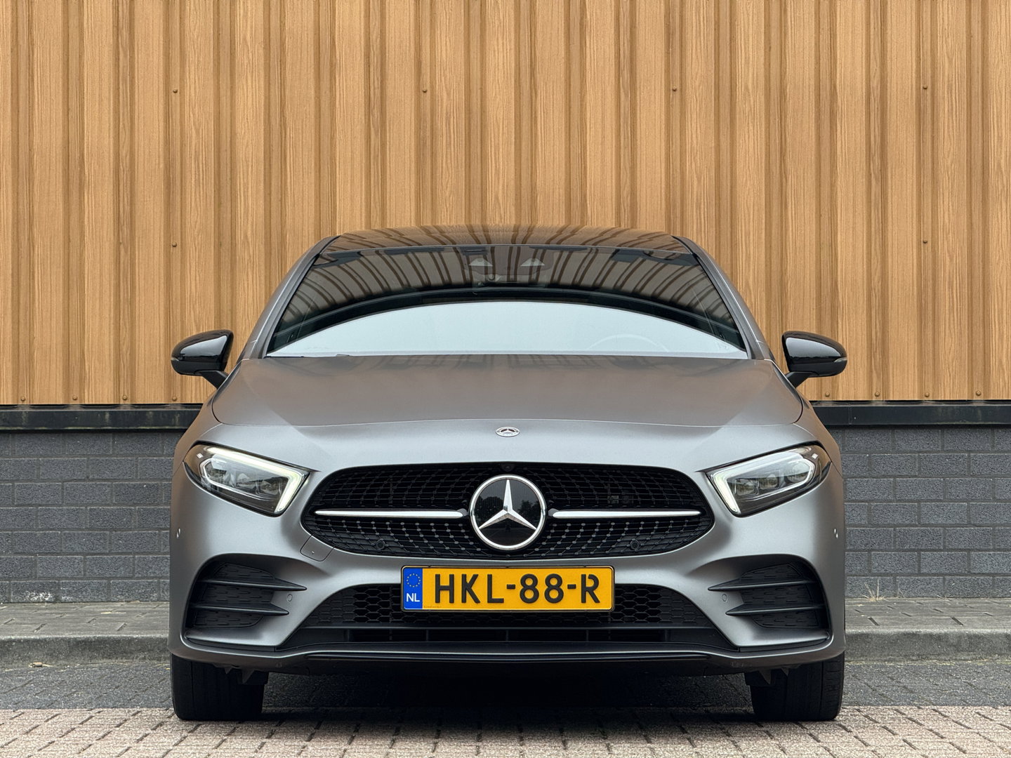 Mercedes-Benz A-Klasse 250 e Premium Plus | Grafietgrijs Mango | Burmester | Panorama dak | Head-Up Display | 360° Camera | Multibeam Led | Sfeerverlichting | Trekhaak | Apple Carplay | Android Auto |