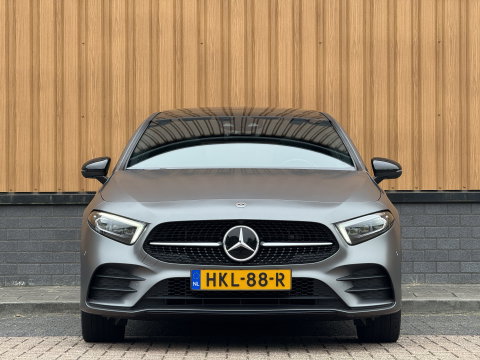 Mercedes-Benz A-Klasse 250 e Premium Plus | Grafietgrijs Mango | Burmester | Panorama dak | Head-Up Display | 360° Camera | Multibeam Led | Sfeerverlichting | Trekhaak | Apple Carplay | Android Auto |